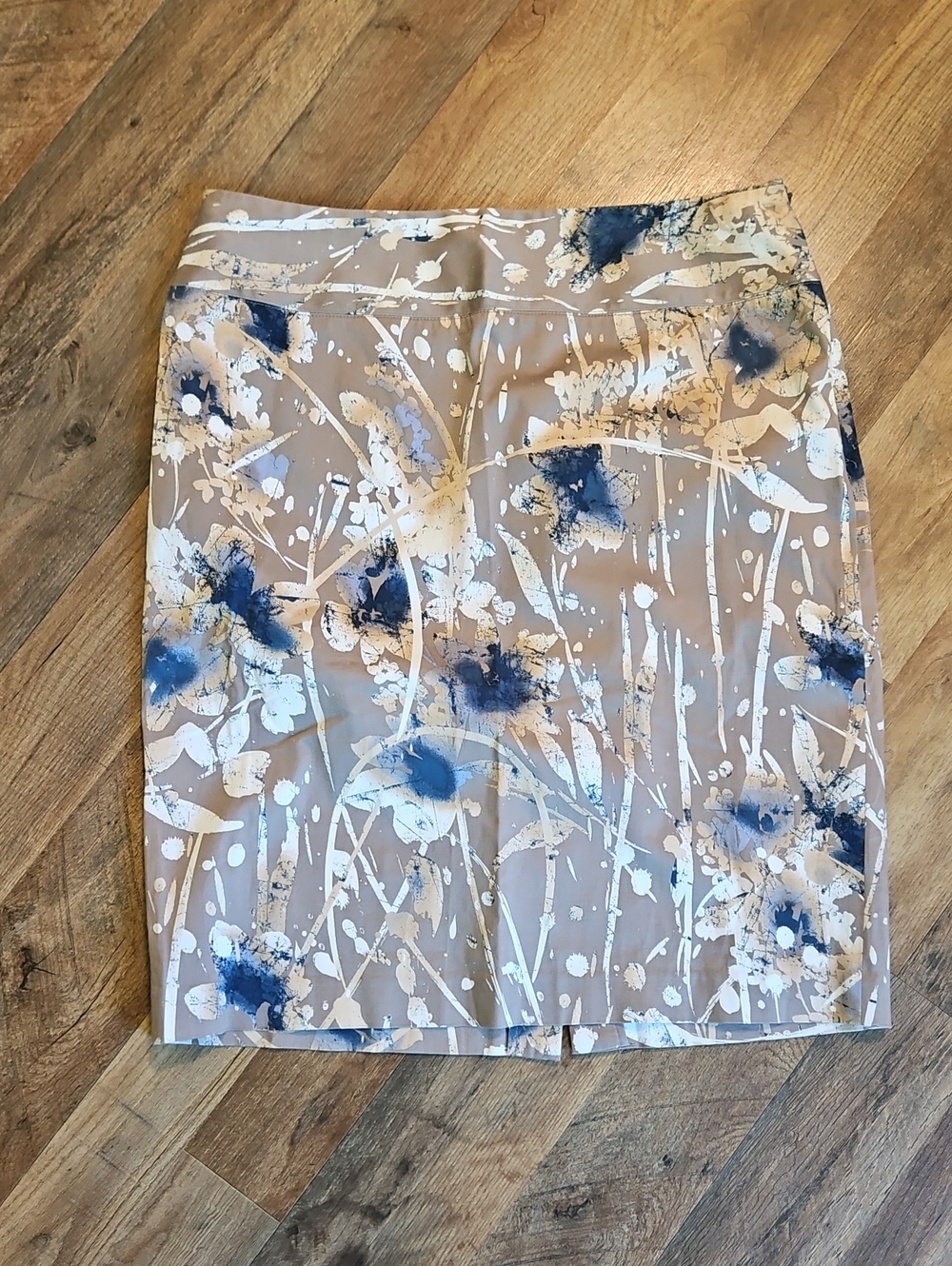 👗Alfani Taupe Floral Pencil Skirt with Navy and White Accents